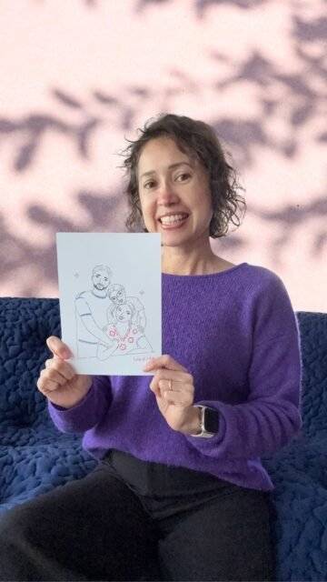 🎁 Cette année, pas de calendrier… mais un cadeau mignon et unique.

Je lance officiellement : le Portrait Cadeau de Noël ✨
— en solo, en duo, ou en famille.

Un cadeau qui capte une personnalité, une complicité, une histoire…
Et qui restera toute la vie.
(woah, les réactions quand les gens les découvrent = 💘🥹)

📸 Tu m’envoies une photo.
🎨 Je crée un portrait illustré dans mon style signature : coloré, épuré et fun.
🎄 Parfait pour un cadeau de Noël original et ultra personnalisé.
——
🎉 BONUS : prix réduits samedi !

Je participe à la Soirée Apéro Créateurs ce samedi 29 nov chez @mesdemoisellescdecoration et je proposerai l’offre à prix spécial, uniquement pendant l’event.

Si tu veux un portrait pour Noël, c’est le moment.
Commande sur place ou réserve ton créneau via DM.
.
🩷 Dis-moi en commentaire : tu préfères un portrait solo ou un portrait famille ?
.
#portraits #cadeaudenoël #cadeauArty #vibesnoël #petitcommerce #artistsoninstagram