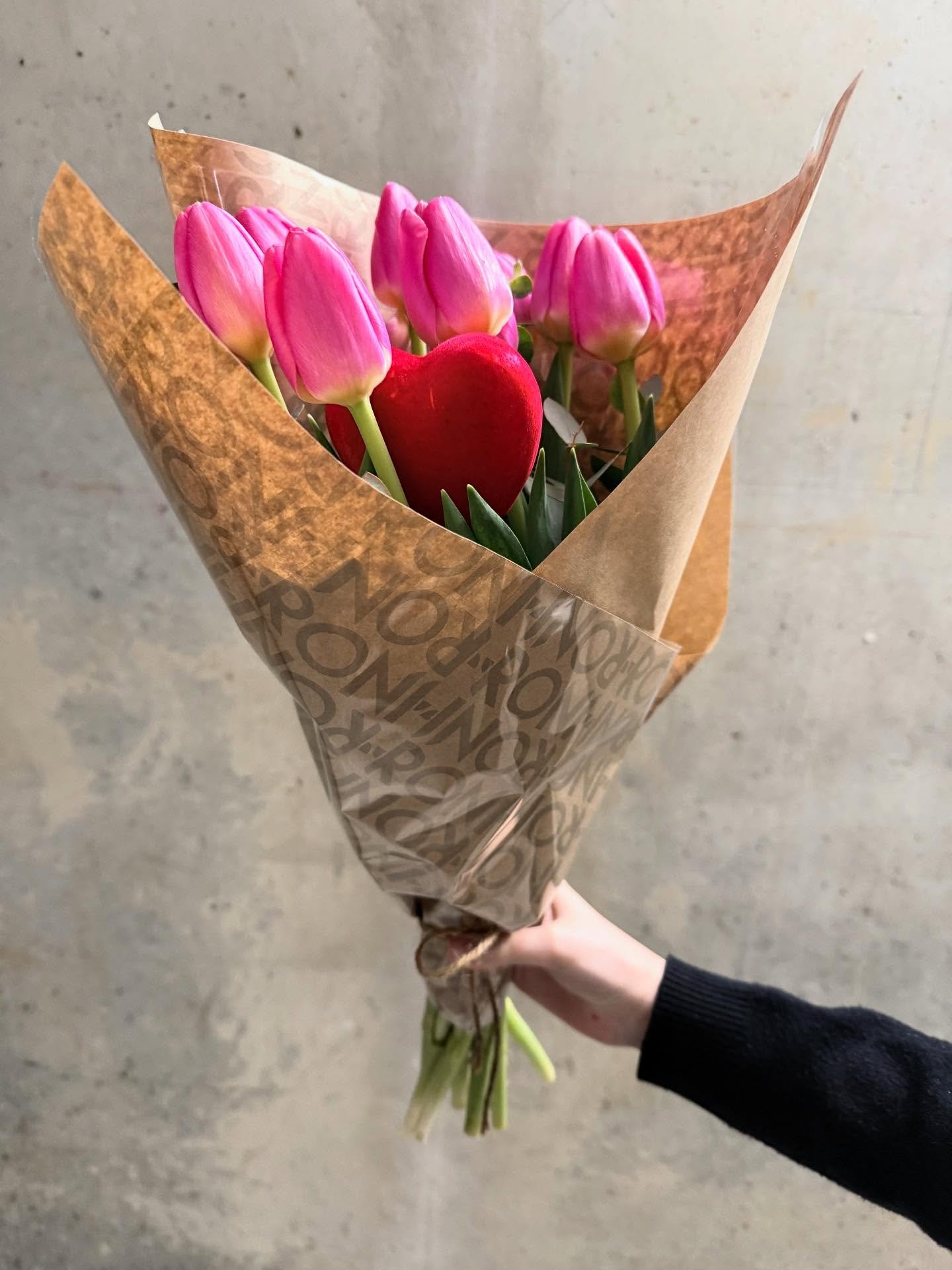 Des jolies fleurs pour moi-même aujourd’hui . 🌷✨
Parce qu’on n’a pas besoin d’attendre la Saint-Valentin pour se faire plaisir ! Ces tulipes sont une vraie dose de soleil dans mon atelier. ☀️
Les fleurs, c’est un peu ma source d’inspiration infinie :
1️⃣ Elles me donnent le sourire instantanément.
2️⃣ J’adore les dessiner dans mes illustrations de papeterie.
Et toi, c’est quoi le petit truc qui te donne le sourire en ce moment ? Dis-le moi en commentaire ! 👇
.
#fleursdujour #papeteriecreative #saintvalentin2026