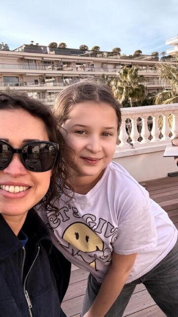 En quête d’inspiration, ici et là... ✨🌷
...mes pas m’ont menée chez Botanic, où je suis tombée sur des jolies fleurs : les Primevères (« Primavera » en espagnol ). Ni une ni deux, j’ai sorti mon carnet pour quelques croquis rapides et une tonne de photos. 📸

Le lendemain, j’ai eu envie de prolonger cette bulle créative. À ma question « Qu’est-ce qu’on fait aujourd’hui ? », 
ma fille a répondu sans hésiter : « On va voir une expo ! »
Et moi: on y va!!!!

Direction La Malmaison à Cannes. ✨ 
En un instant, on a été transportées jusqu’à L.A. au milieu des peintures et des collages. Un vrai shoot de vitamines visuelles ! Et pour finir en beauté: petit café sur le rooftop 

C’est souvent dans ces moments volés, entre deux balades, que naissent mes plus belles idées de motifs. ☀️

Et toi, quel est l’endroit qui te ressource et t’inspire le plus en ce moment ? 
Dit-le moi en commentaire ! 👇 (ça pourrait me donner des idées aussi ;) )

#InspirationCreative #LaMalmaison #ArtisteIllustratrice #GoodVibesOnly #CarnetDeCroquis