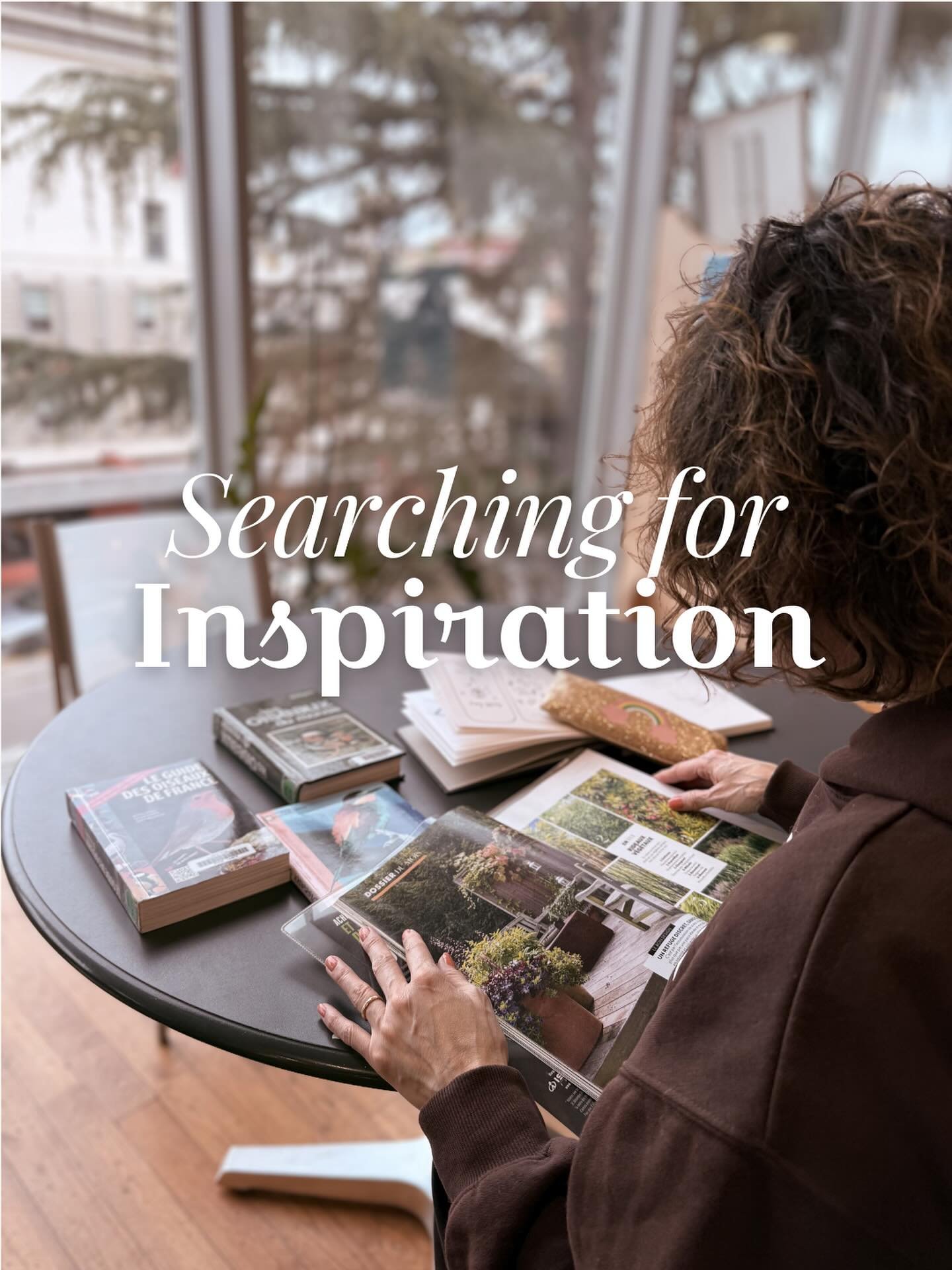 Aujourd’hui, j’ai laissé Pinterest de coté pour une immersion à la médiathèque. 📚

Parfois, pour faire naître de nouveaux motifs, il faut regarder ailleurs, sortir de la routine et se plonger dans de vrais livres (anciens ou pas) et des magazines contemporains. Dans les pages, j’ai trouvé plein des fleurs, des oiseaux et surtout... une bonne dose d’inspiration pour la suite.
Trop contente !

Quel plaisir de laisser ses yeux se promener ailleurs que sur un écran pour nourrir mes futurs designs ! 🌸🦜

Je garde un peu de mystère sur ce que je prépare ici, mais je peux déjà te dire que ça va être ambiance printemps à fond !

Et toi, c’est quoi ton spot préféré pour déconnecter et retrouver l’inspiration ?

#inspirationprintemps #illustration #viedesign #joie #creatricefrancaise