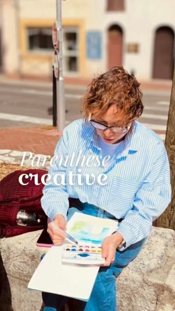 Samedi, j’ai posé l’iPad. Direction le festival « Envie d’Ailleurs » à Mouans - Sartoux pour une dose d’inspiration pure (et en plein air !). ☀️

Inscrite avec ma copine Sandra à un atelier aquarelle face au clocher de la place, j’ai adoré observer comment, avec un même sujet, chacun dessine son propre point de vue. C’est fou !✨

C’est ce qui me surprend d’ailleurs aussi dans mes propres ateliers : donne le même modèle à dix personnes, et tu auras dix créations uniques, avec une âme différente. C’est ça, la magie de la créativité !

Après l’atelier, tour des stands : j’ai déniché des pépites ! Des carnets de voyage incroyables, des illustratrices de talent et quelques copines entrepreneures pour papoter.

Bon, pour les Vans aménagés, je passe mon tour... je reste team confort et jolis hôtels ! 😂 Mais l’énergie créative, elle, était partout.

(petit bonus IA a la fin de la vidéo 😂 )

Pour imaginer la collection Cosmic Bloom, je dois moi aussi nourrir ma propre joie. Aller voir ce qui se fait ailleurs, c’est ce qui me permet de revenir vers vous avec des idées fraîches et de l’énergie pour vos carnets. 🌸

Et toi, c’est quoi ton activité « recharge de batterie » ? 
1️⃣ Un atelier créatif (peinture, poterie...) 🎨
2️⃣ Une balade en pleine nature 🌲 
3️⃣ Un bon bouquin dans un café ☕️