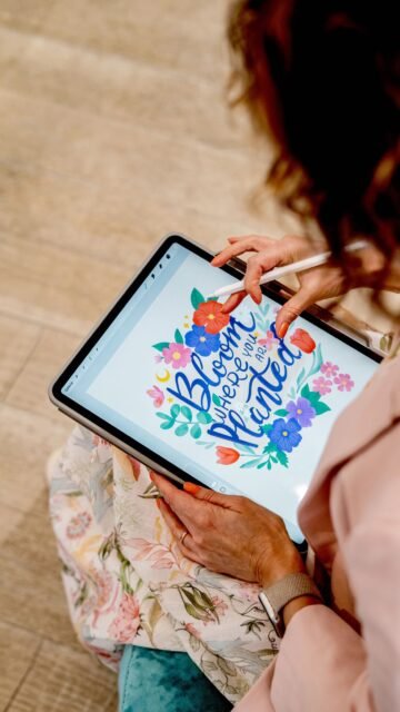 On arrête d’attendre le « bon moment » ? 

…Parce que spoiler : il n’existe pas.

Pour moi, « Bloom where you are planted », ce n’est pas une jolie phrase poétique à coller sur un mur. C’est une philosophie de Warrior. 🔥

Ça veut dire : 
❌ Arrêter de te dire « Je serai heureuse quand j’aurai X abonnés / X euros ». 
❌ Arrêter d’attendre d’être « meilleure » pour te lancer. 
✅ Faire avec ce que tu as, là où tu en es dans ta vie, et fleurir quand même.

C’est exactement cette énergie puissante et déterminée que j’ai voulu mettre dans cette illustration. Et c’est comme ça que la collection Cosmic Bloom est né !

T’es prête à fleurir, sans excuses ? 🌸
.
#citationinspirante #illustrationartists #papeteriefrançaise #designfloral