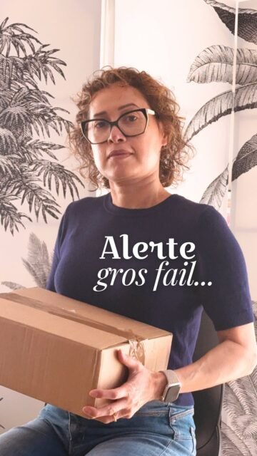 ALERTE GROS FAIL.. 
La réalité de l’entrepreneuriat, c’est aussi ça. J’attendais mes blocs-notes pour vous faire un unboxing de rêve aujourd’hui... mais la qualité n’est pas là.

J’étais pourtant super contente : la livraison a été hyper rapide et au premier coup d’œil, ces nouveaux produits étaient tous beaux ! Mais en regardant bien... le design est décalé, rien n’est centré. :’( Le gros flop.

Franchement, je suis trop déçue. C’est frustrant et c’est fatiguant . Mais je refuse de vous sortir des produits qui ne sont pas 100% parfaits, ce n’est pas du tout l’esprit de Cosmic Bloom.

Bon, on ne va pas se laisser aller ! 💪 J’ai déjà contacté l’imprimeur et on va trouver une solution pour que tout soit impeccable pour le lancement le 28 avril. 🚀🌸

Et toi, t’as déjà eu une grosse déception au moment de déballer un projet ? Dis-moi que je suis pas seule ! 👇
.
#Illustrationdigital #petitbusiness #papeteriefrançaise
