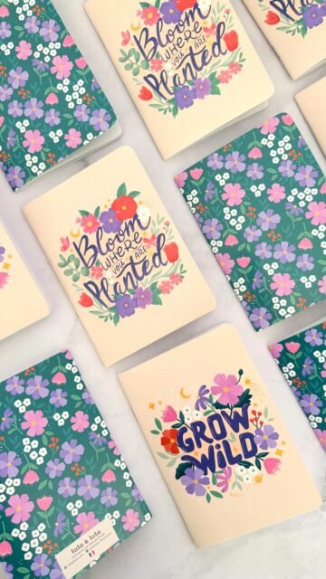 whoaaaa ! Voici enfin les cahiers A6 de la collection Cosmic Bloom ! C’est mon format préféré : celui qu’on emmene partout, qui recueille vos idées de génie ou vos listes de courses, sans jamais prendre de place. ✨

J’ai tellement hâte que vous les ayez entre les mains le 28 avril.💜

Si tu es dans le coin (06), tu pourras les retrouver directement dans mes points de vente habituels ! Et pour toutes les autres, rendez-vous sur Etsy pour le grand lancement. ✨

Lequel te fait le plus de l’œil ? 👇
.
#illustrationartists #papeteriefrançaise  #stationery #floraldesigns