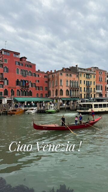 Retour sur 4 jours magiques (et intenses) à Venise ! 🎭

Mon résumé de ces petites vacances :
🍕 J’ai super bien mangé, team pizza et pasta sans hésiter.
🍹 J’ai goûté les Aperol Spritz locaux... mais j’ai dû m’arrêter en cours de route. Le froid vénitien a eu raison de mon rhume, oups !
🌈 Gros coup de cœur pour les maisons colorées de Burano, c’est une dose d’inspiration pure pour mes palettes de couleurs.
💎 Et j’ai craqué pour un collier super coloré à Murano (clairement, je n’ai pas pu résister).

On finissait les journées complètement KO à chaque fois, mais cette ville m’a mis plein de paillettes dans les yeux. Je reviens avec le plein d’idées pour la suite ! 🎨✨

Plutôt team #Venise classique ou team #Burano colorée ? Dis-moi quelle destination te fait le plus rêver en commentaire ! 👇
.
#italielover