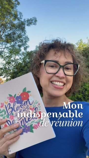 Le carnet que j’emmène à TOUTES mes réunions ✨
Si tu me croises en rendez-vous ou à une rencontre d’entrepreneurs, j’ai forcément ce format A5 avec moi.

Pourquoi je l’adore ?
✨ Le format : assez grand pour structurer mes idées, assez léger pour l’avoir toujours dans mon sac.
✨ Les pointillés : c’est la liberté totale ! Parfait pour planifier mes objectifs, tracer des schémas ou faire du mind-mapping sans la contrainte des lignes.

Il fait partie de la nouvelle collection Cosmic Bloom et il n’attend que tes projets.

Tu es plutôt adepte des listes bien droites ou tu aimes gribouiller tes idées partout ? Dis-le moi en commentaire ! 👇

PS : Le lien pour craquer est dans ma bio.
.
#illustrationdigital #faitalamain #faitmainavecamour #papeteriefrançaise