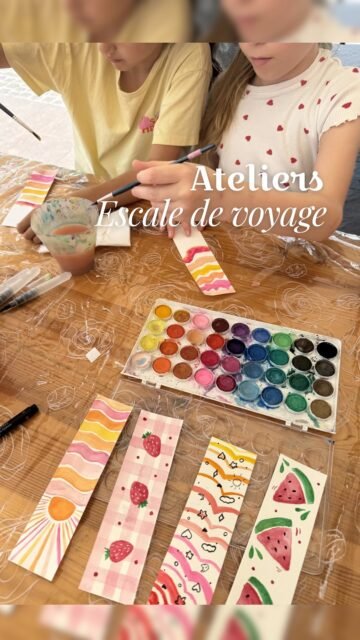 J’ai une question : quand as-tu pris le temps de créer de tes propres mains pour la dernière fois ?
Samedi 30, dans le cadre de la Journée du Livre à Mandelieu (Place de France), on a vécu une parenthèse magique lors de notre atelier bénévole . Le thème ? « Escale de voyage ».
Et franchement... tout le monde s’est amusé, des plus petits aux plus grands !
Il y avait ceux qui n’osaient pas toucher à l’aquarelle, ceux qui étaient déjà familiers, et des enfants tellement à fond qu’ils voulaient absolument faire les deux ateliers : le marque-page ET le mini-carnet de voyage.
Mon mini-tip du jour : Créer ton propre carnet avec tes souvenirs, c’est la meilleure façon d’ancrer tes moments forts. C’est super facile, rapide à faire, et le résultat est tellement cute ! 🥰
Regarde ces sourires et ces mains en action !… C’est exactement cette dose de joie et de partage qui m’anime à chaque fois.
Avis à toutes les créatives inspirés :
Tu as manqué ce moment ? Pas de panique. On prépare activement les prochains ateliers « Carnet de voyage » (soit dessin , soit collage). Que tu penses n’avoir aucun talent ou que tu cherches juste à te vider la tête, tu es la bienvenue.
Tu veux participer au prochain atelier pour booster ta créativité ? Dis-le-moi en commentaire ou envoie-moi un DM, je t’ajoute à la liste pour recevoir les prochaines dates en priorité !
.
#ateliercreatif #marquepage #fetedulivre #carnetdevoyage