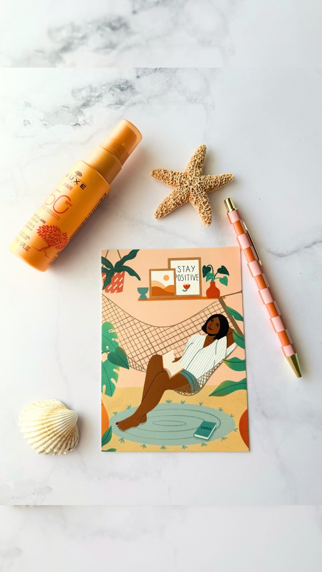 L’été, c’est fait pour ralentir. (Et c’est aussi ma coach qui le dit )
On part en vacances avec l’esprit encore chargé de mille pensées à la minute, et on a du mal à déconnecter. Mon secret pour basculer en mode slow et savourer chaque instant ? Le carnet de gratitude.

Prendre 3 minutes par jour pour noter les petits bonheurs de la journée (un café glacé en terrasse avec une copine, le bruit des vagues lors d’une journée off à la plage (si si), un fou rire), ça change tout. Ça reconnecte immédiatement à la joie.

En plus d’apaiser le mental, c’est une digital detox parfaite. ✨
Tu veux t’y mettre cet été ? 👇 
J’ai écrit un guide ultra-pratique sur le blog pour t’aider à vider ton esprit et retrouver de la clarté. Je te donne mes meilleures astuces pour transformer un simple carnet en booster de bonne humeur.

🌸 Pour chouchouter tes pensées : Découvre ma collection de carnets pensés pour t’accompagner partout. Sur les images, c’est la collection Yoga (douceur absolue), et sur le site, ma collection Cosmic Bloom t’attend pour un shot d’énergie !

 👉🏼Clique sur le lien dans ma bio pour lire l’article de blog et trouver ton compagnon de l’été !

Et toi, tu es plutôt team écriture le matin au réveil ou le soir avant de dormir ? Dis-moi en commentaire ! 👇
.
.
#colorfulart #journaling #papeteriefrançaise