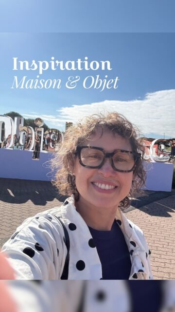 C’est fini ! je ne me cache plus !
La semaine dernière, j’ai fait un grand pas pour Lala & Lola : je suis allée au salon Maison & Objet à Paris.

Pour celles et ceux qui ne connaissent pas, c’est LE grand rendez-vous international de la déco, du design et de la papeterie. Un concentré d’inspiration, de tendances... et de géants de l’industrie.

Je n’y suis pas seulement allée pour flâner. Mon objectif ?
🔎 Découvrir les futures tendances.
🤝 Aller à la rencontre de marques qui me font rêver pour leur présenter mes illustrations et proposer mes services.

Mon gros moment « Whaou » ?
En me baladant dans les allées, je suis tombée sur le stand d’une autre illustratrice qui a développé sa propre marque de papeterie. En voyant son univers déployé en grand, une étincelle s’est allumée : « Et pourquoi pas moi ? Un jour, Lala & Lola aura aussi son stand ici. » 😍

Aller aborder des marques et montrer mon travail, c’était impressionnant, mais tellement libérateur. J’ai décidé de chercher activement de nouvelles opportunités et de faire rayonner mes créations.

Ce passage au salon, c’était mon tout premier pas. 💪🏼 Et ce n’est que le début !

Et vous, c’est quoi le dernier projet ou défi qui vous a fait sortir de votre zone de confort ? 👇
.
#illustrator #smallbusinessowner #stationery