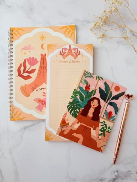 Ce n’est pas d’un millième carnet dont tu as besoin. ✨
C’est d’un outil qui t’apporte une vraie touche de joie dès que tu l’ouvres sur ton bureau, et qui te donne envie d’y déposer tes idées sans pression.
C’est exactement pour ça que j’ai imaginé ce pack :
- Le carnet A5 à spirale (avec sa reliure qui s’ouvre bien à plat pour écrire sans contrainte).
- Le bloc-notes assorti pour capturer les idées au vol.
— La carte illustrée à afficher au-dessus de ton poste de travail.
Le tout habillé de mes motifs colorés pour transformer ton organisation quotidienne en un moment d’inspiration. 🌿
🛍️ Le pack est disponible sur la boutique (lien en bio).
Tu es plutôt du genre à remplir un carnet à la vitesse de la lumière ou à le garder précieusement pour les grandes occasions ? 👇
.
#papeteriefrançaise #entrepreneurs #carnetcreatif